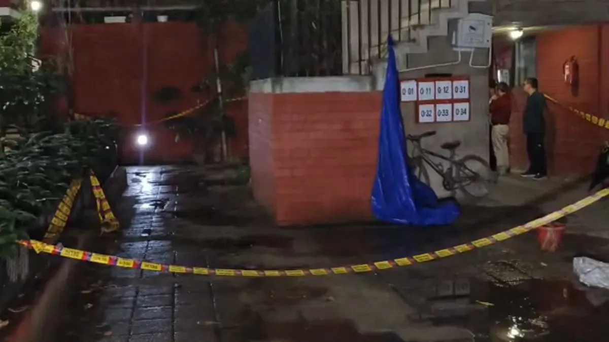 New Delhi: पैसों के विवाद में पड़ोसी ने पिता-पुत्र की हत्या, सुल्तानपुरी में नाबालिग की भी चाकू मारकर हत्या