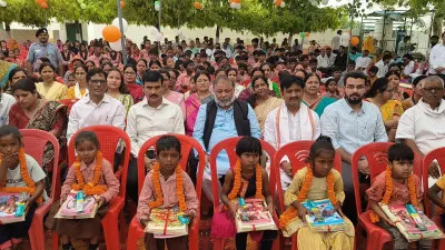 बलिया में ‘स्कूल चलो अभियान’ कार्यक्रम में पहुंचे मंत्री दयाशंकर सिंह, बच्चों संग बैठकर चखा मिड-डे मील