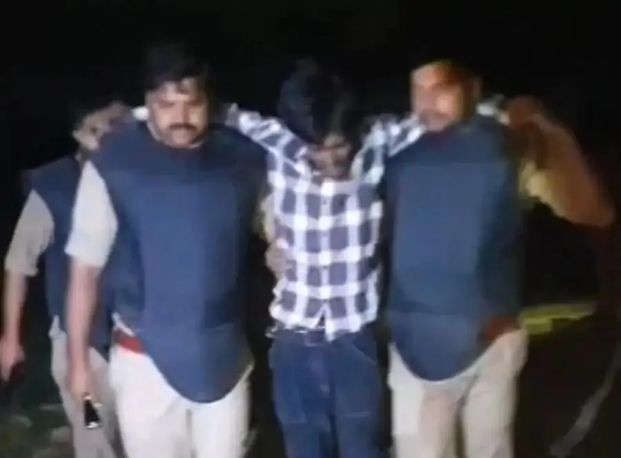 आजमगढ़ में पुलिस मुठभेड़ में हत्या का आरोपी गिरफ्तार, पैर में लगी गोली