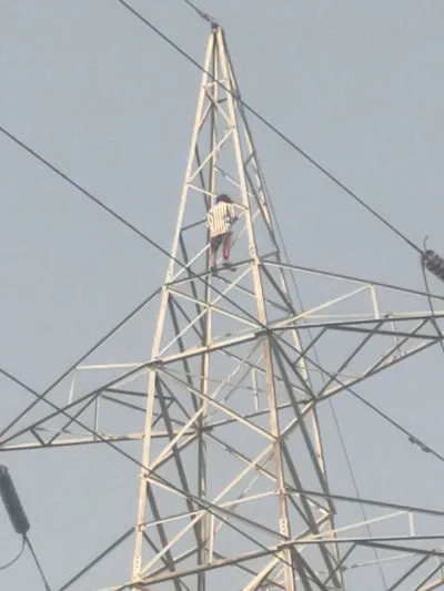 प्रेमिका से बात कराने की जिद में 33 हजार वोल्ट के टॉवर पर चढ़ा युवक, डेढ़ घंटे चला हाई वोल्टेज ड्रामा