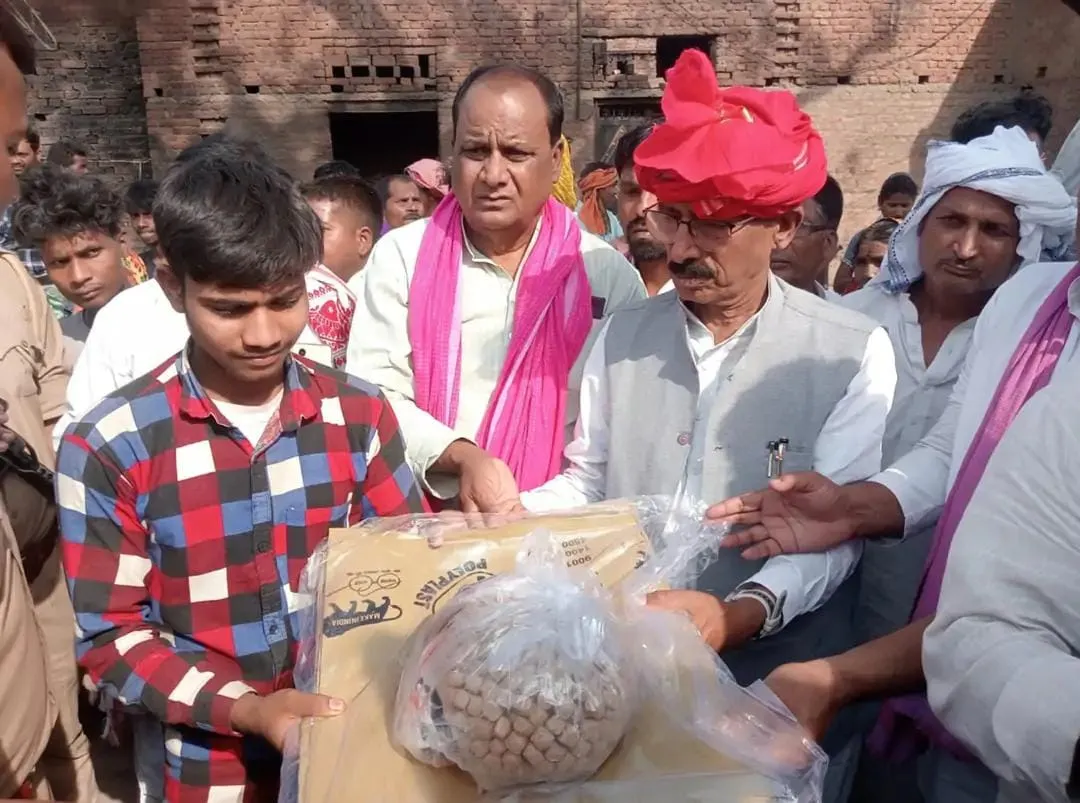 अग्निकांड पीड़ितों की मदद को बढ़े हाथ, शिक्षक दंपति ने 103 परिवारों तक पहुंचाई राहत सामग्री