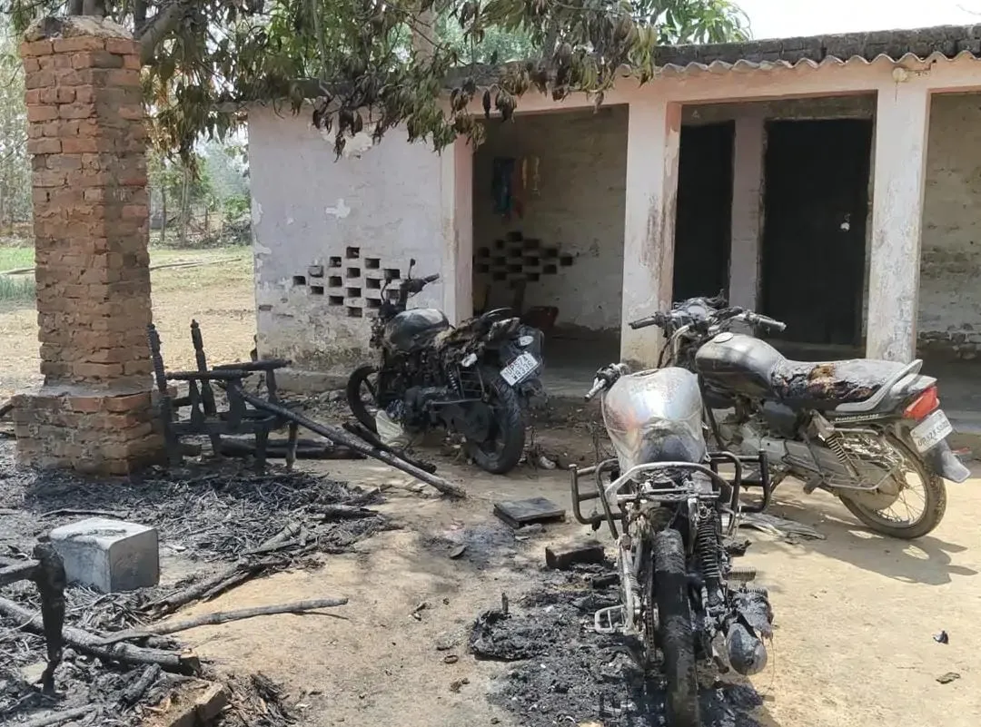 देवरिया में झोपड़ी में लगी भीषण आग, तीन बाइक समेत लाखों का सामान जलकर राख