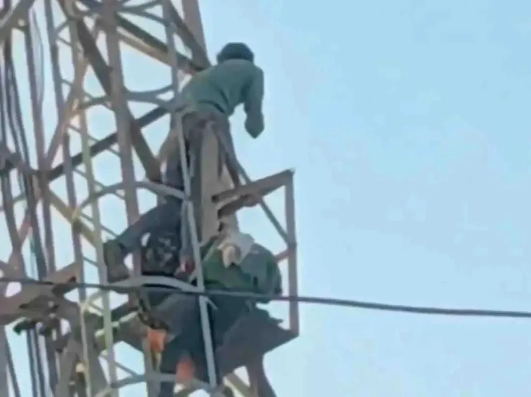 शादी की जिद में मोबाइल टावर पर चढ़ी युवती, घंटों चला हाईवोल्टेज ड्रामा