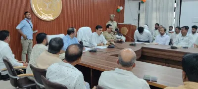 Ballia News : पेट्रोल पंप बंद मिला तो होगी कार्रवाई, DM मंगला प्रसाद सिंह ने डीलरों को दी सख्त चेतावनी