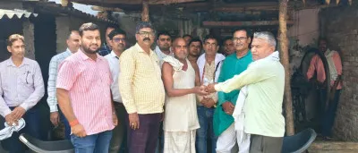 बलिया : शिक्षकों ने दिवंगत रसोईया के पति को दी 25 हजार की आर्थिक सहायता