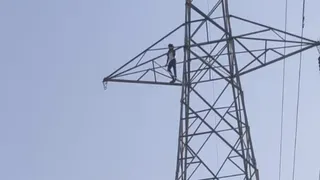 बलिया में ‘टॉवर वाला प्रेम’ फिर चढ़ा परवान, शादी की जिद में युवक 80 फीट ऊंचे बिजली टॉवर पर चढ़ा