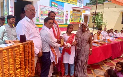बलिया के सरकारी स्कूल में प्रवेशोत्सव और वार्षिकोत्सव की धूम, शिल्पी यादव बनीं ‘स्टूडेंट ऑफ द ईयर’
