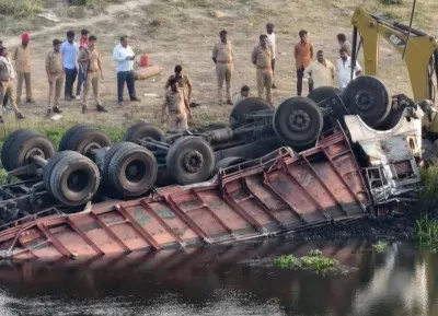 Ballia News: टोस नदी में गिरा कोयला लदा ट्रक, खलासी की मौत, चालक गंभीर