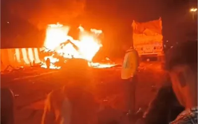 मिर्जापुर में भीषण सड़क हादसा, बोलेरो में लगी आग; 6 से अधिक लोगों के जिंदा जलने की आशंका