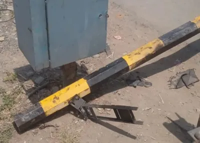 बंद रेलवे फाटक तोड़ ट्रैक पर पहुंचा ऑटो, सूझबूझ से टला बड़ा रेल हादसा