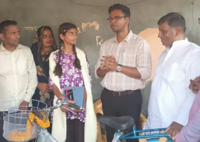 Ballia News : मजदूर की बेटी चांदनी ने हाईस्कूल में 95.33% अंक लाकर बढ़ाया मान, साइकिल देकर किया सम्मानित