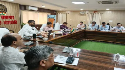 डीएम ने स्वास्थ्य योजनाओं की समीक्षा की, कहा- समय पर मिले वेतन और मानदेय