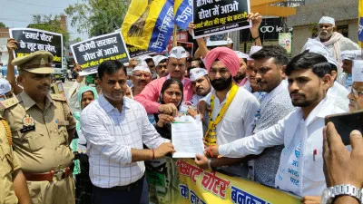 स्मार्ट मीटर के विरोध में आप कार्यकर्ताओं का प्रदर्शन, राज्यपाल को ज्ञापन