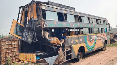 गंगा एक्सप्रेस-वे पर दर्दनाक हादसा : बस का टायर बदल रहे यात्रियों को ट्रक ने रौंदा, एक की मौत