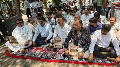 प्रधानमंत्री की अपील के विरोध में लखनऊ में सर्राफा व्यापारियों का सांकेतिक धरना