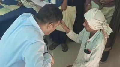 Jalaun News : जालौन में आईएएस अधिकारी की संवेदनशीलता ने जीता दिल, दिव्यांग फरियादी की बात सुनने जमीन पर बैठे
