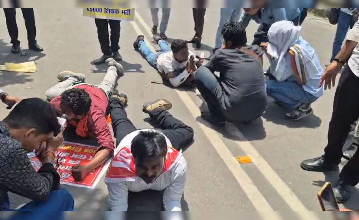 69 हजार शिक्षक भर्ती मामला: मंत्री आवास पहुंचे अभ्यर्थी, जोरदार प्रदर्शन और नारेबाजी