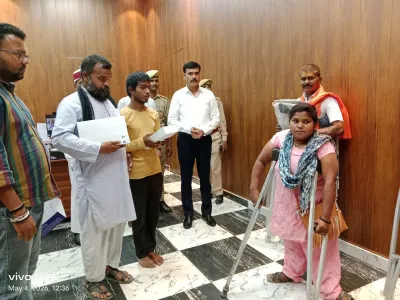 जनसुनवाई में डीएम ने दिव्यांगजनों को वितरित किए सहायक उपकरण
