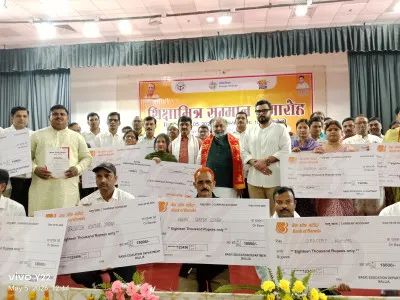 Ballia News: शिक्षामित्र सम्मान समारोह में मंत्री दयाशंकर सिंह ने बांटे चेक, विकास योजनाओं की दी जानकारी