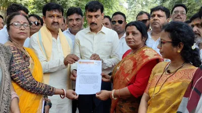 सपा सांसद की टिप्पणी पर भाजपा महिला मोर्चा का प्रदर्शन, राष्ट्रपति के नाम सौंपा ज्ञापन