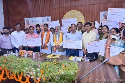 बलिया में अंशकालिक अनुदेशकों का सम्मान समारोह आयोजित, वितरित किए गए मानदेय के प्रतीकात्मक चेक