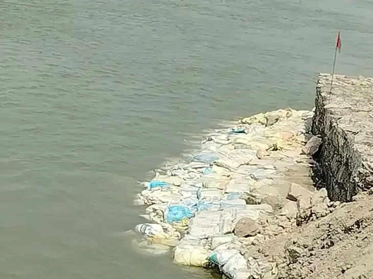 बाढ़ सुरक्षा कार्यों की गुणवत्ता पर उठे सवाल, ग्रामीणों ने लगाया धांधली का आरोप