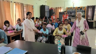 मासिक धर्म स्वच्छता दिवस पर बालिका गृह की बच्चियों को वितरित किए गए सेनेटरी पैड
