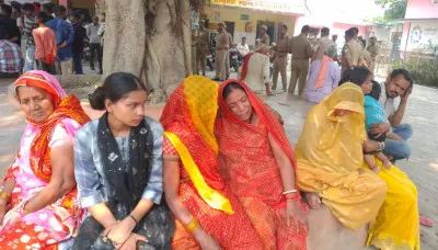 Ballia News : प्रसव के दौरान महिला की मौत, लापरवाही के आरोप पर PHC में हंगामा