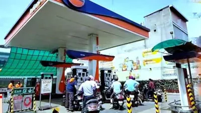 पेट्रोल-डीजल के बढ़ते दामों से वाराणसी में लोगों में नाराजगी