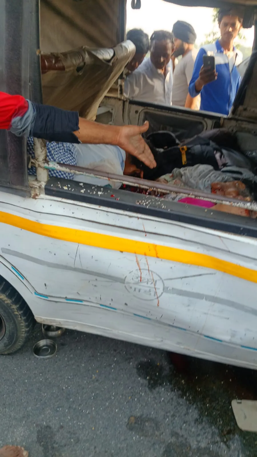 लखीमपुर खीरी में भीषण सड़क हादसा: ट्रक और मैजिक की टक्कर में 10 लोगों की मौत
