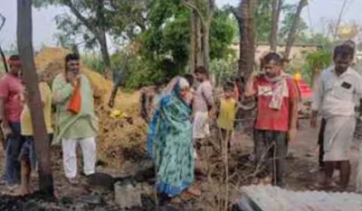 Ballia News : चूल्हे की चिंगारी से लगी आग, तीन परिवारों की गृहस्थी राख