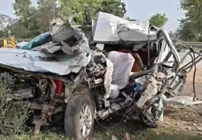 कैंची धाम जा रहे सात दोस्तों की इनोवा ट्रेलर में घुसी, बलिया समेत चार की मौत