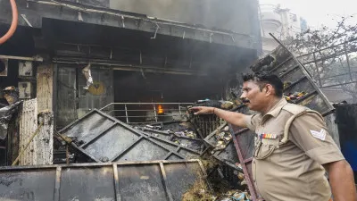 लखनऊ अग्निकांड : मातम, चीखें और बेबसी के बीच मदद की गुहार, हर आंख हुई नम