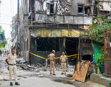 दिल्ली अग्निकांड में 13 विदेशी नागरिकों की मौत, 22 से अधिक घायल