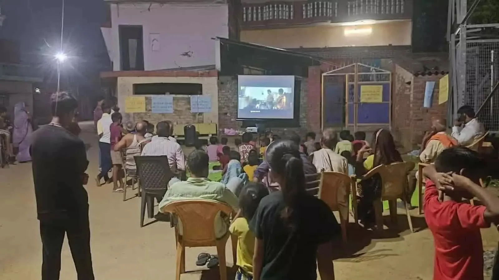 Maharajganj News: रात्रि चौपाल में गूंजी बेटियों की शिक्षा की आवाज, ग्रामीणों ने लिया हर बच्ची को स्कूल भेजने का संकल्प