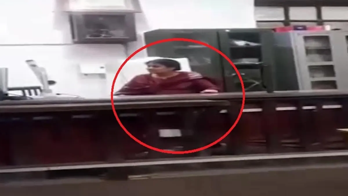 Varanasi News: जिला न्यायाधीश की कुर्सी पर बैठी महिला, खुद को जज बताकर देने लगी निर्देश