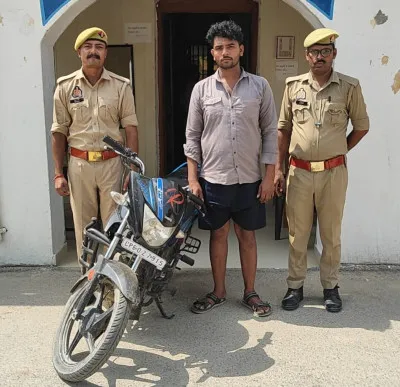 Ballia News: चोरी की बाइक के साथ शातिर चोर गिरफ्तार, नगर कोतवाली पुलिस को मिली सफलता