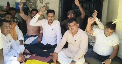 Ballia News: ई-रजिस्ट्री के निजीकरण के विरोध में दस्तावेज लेखकों की अनिश्चितकालीन हड़ताल शुरू