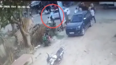 प्रेमिका के साथ जा रहे पति की कार से वाइपर पकड़कर लटकी पत्नी, 100 मीटर तक घिसटने का आरोप