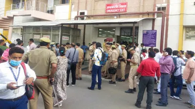 Lucknow Fire Tragedy: ट्रॉमा सेंटर में गूंजी चीखें और सिसकियां, अपनों की तलाश में भटकते रहे परिजन