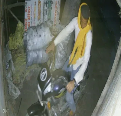 Ballia News : बांसडीह में अधिवक्ता के दरवाजे से सेकेंडों में चोरी हुई बाइक, CCTV में कैद हुआ चोर