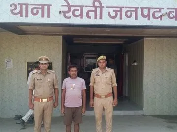 Ballia News: दुष्कर्म व पॉक्सो एक्ट का वांछित आरोपी गिरफ्तार, रेवती पुलिस ने न्यायालय भेजा