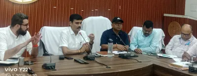 सीएम डैशबोर्ड समीक्षा में डीएम ने लगाई अधिकारियों की क्लास, 14 अधूरी परियोजनाओं पर जताई नाराजगी