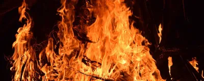 Ballia News : चूल्हे की चिंगारी से लगी आग, तीन झोपड़ियां और दो करकट के मकान जलकर राख
