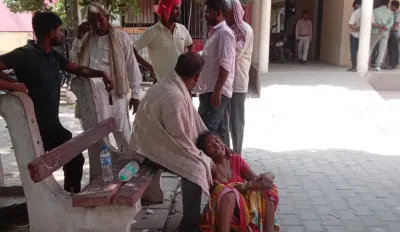 Ballia News: सड़क किनारे खड़ी बस से टकराई बाइक, पति-पत्नी की दर्दनाक मौत