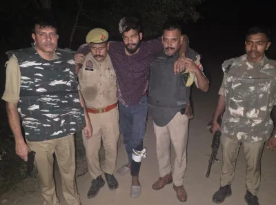 Ballia News : 25 हजार के इनामी बदमाश को पुलिस ने मुठभेड़ में दबोचा, पैर में लगी गोली