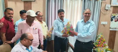 बलिया में इंडियन रेड क्रॉस सोसायटी ने नवागत सीएमओ डॉ. अभय नारायण राय का किया स्वागत