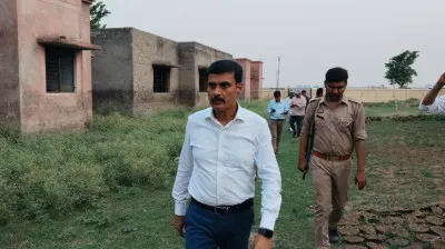 नौरंगा में कटानरोधी कार्य की धीमी रफ्तार पर भड़के डीएम, युद्धस्तर पर काम पूरा करने के निर्देश