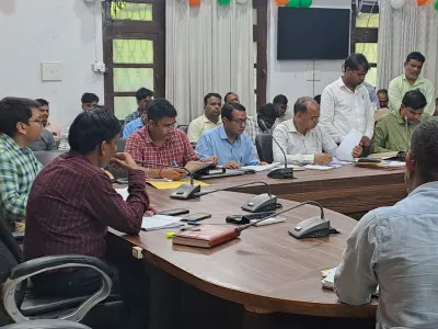 Ballia News : बलिया में बिजली विभाग की समीक्षा बैठक, लापरवाही पर अवर अभियंता निलंबित
