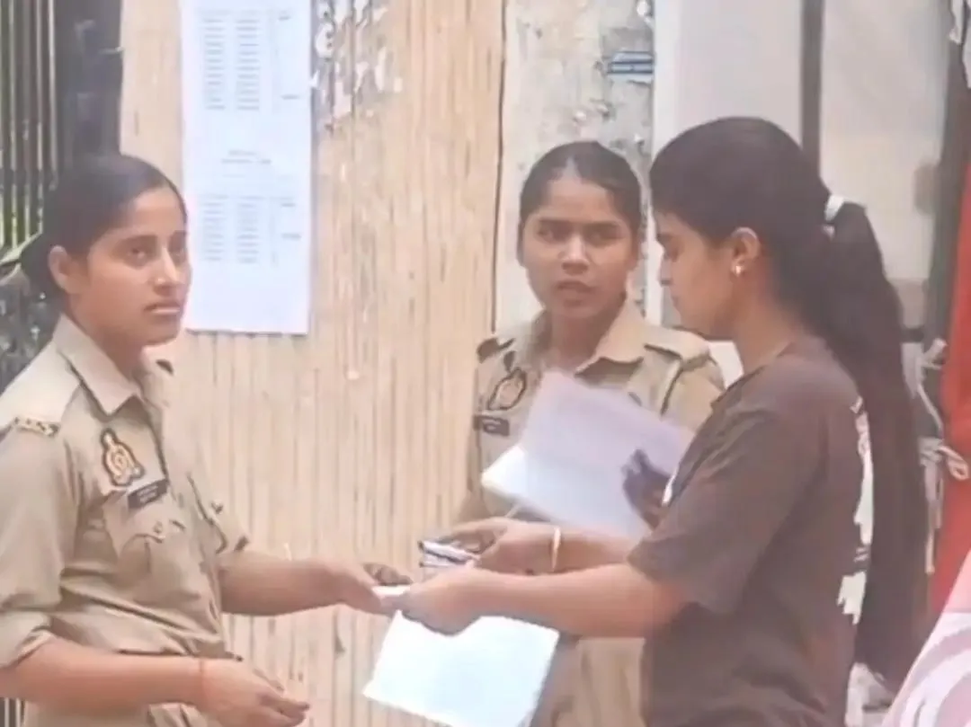 बलिया में यूपी पुलिस भर्ती परीक्षा का तीसरा दिन: 15 केंद्रों पर कड़ी सुरक्षा, थ्री-लेयर जांच के बाद मिला प्रवेश